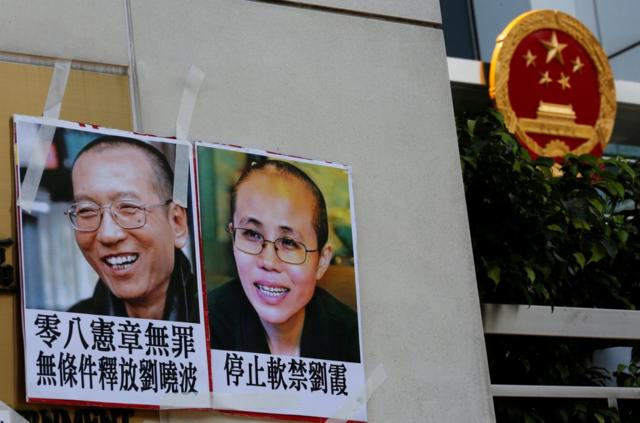 香港市民支援愛國民主運動聯合會（簡稱"支聯會"）周二在香港中聯辦附近示威，抗議中共對待劉曉波的方式。