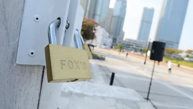 香港大會堂外上鎖之旗桿（3/1/2020）