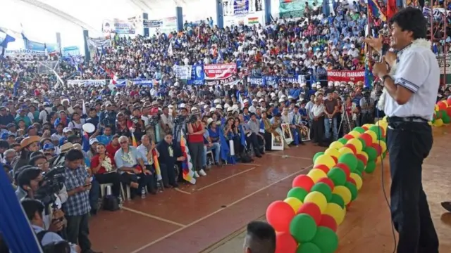 Morales habla a sus seguidores.