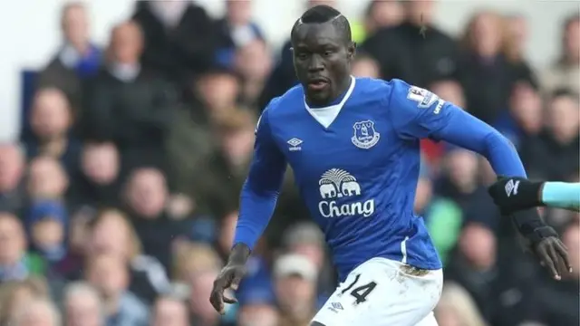 Malgré un but de l'ivoirien Wilfried Zaha, Crystal Palace a été tenu en échec à domicile par Evertoj ( match nul 2-2).Le second but d'Everton a été inscrit par le sénégalais Oumar Niasse.