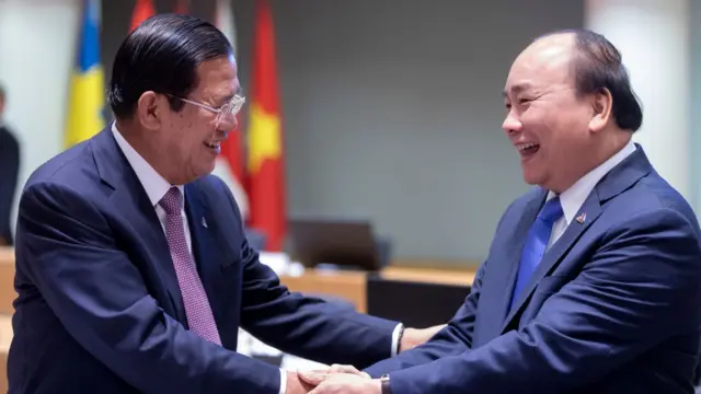 Thủ tướng Campuchia Hun Sen (trái) và thủ tướng Nguyễn Xuân Phúc (phải)