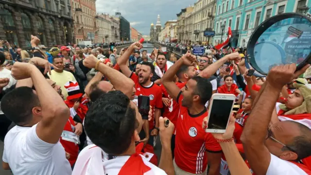 Египетские футбольные болельщики перед матчем в Петербурге