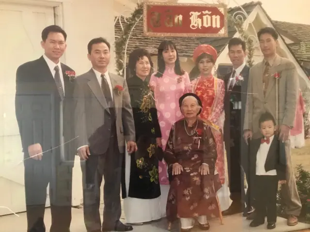 Đằng Giao (phải) và gia đình năm 1996