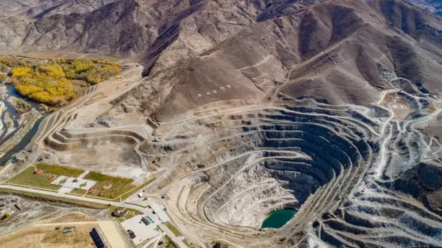 Пегматит-3 у китайському місті Сіньцзян