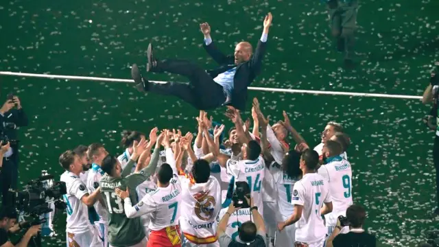 Игроки качают Зидана