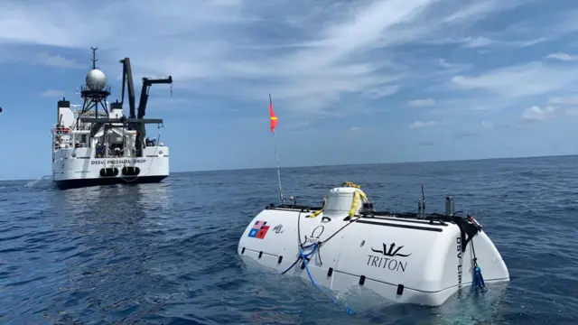 Sumergible junto al barco de rescate