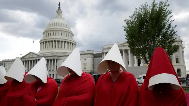 Grupo de mujeres vestidas como las protagonistas de "EL cuento de la criada"