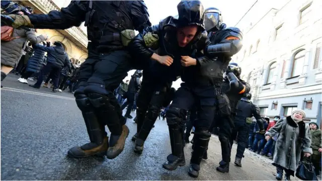 경찰이 23일 나발니의 석방을 요구하는 블라디보스토크 집회에 참여한 남성을 체포하고 있다