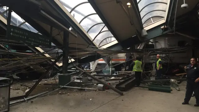 Techo caído en la estación.