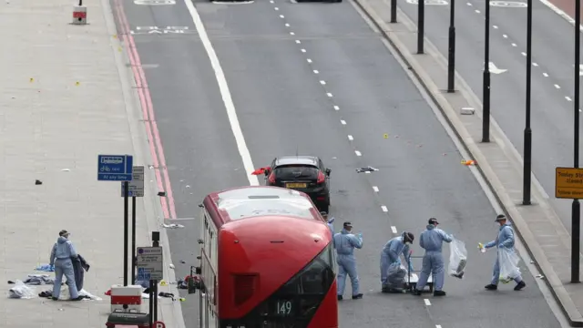 Policía junta evidencia en el Puente de Londres.