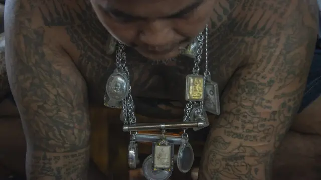 บิดาของเด็กชายณัฐชัยสักยันต์เต็มร่างกาย และมีอาการของขึ้น แต่บุตรชายไม่กลัวแต่อย่างใด