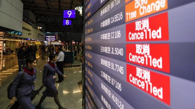 台湾桃园国际机场一面航班显示屏上显示一趟华航航班被取消（8/2/2019）