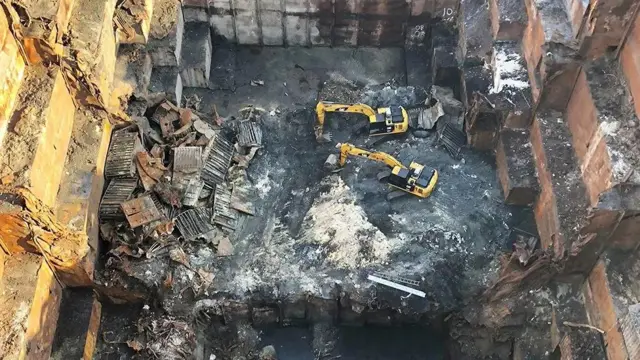 Après l'extinction de l'incendie à bord du Maersk Honam, les débris ont été enlevés par des pelleteuses et, finalement, toute la partie avant a été coupée et remplacée