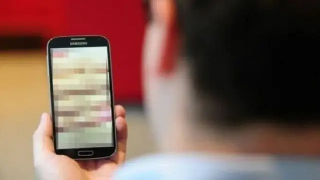 போலி ஆபாச படங்களை