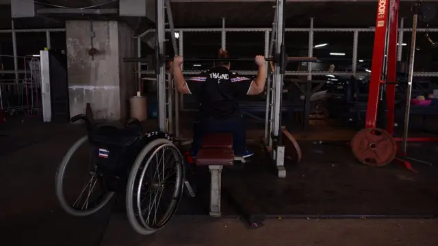 นักกีฬายกน้ำหนักคนพิการ กำลังเล่นเวทเทรนนิ่ง