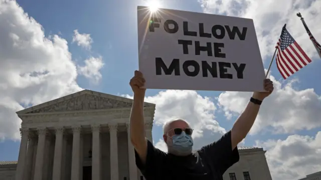 يواجه ترامب انتقادات لرفضه الكشف عن سجلاته الضريبية