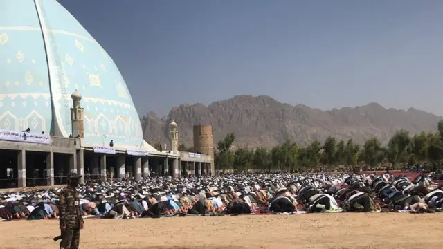 نماز عید در قندهار که گفته شده به امامت هبت‌الله آخوندزاده رهبر طالبان برگزار شده اما تصویری از حضور وی تا هننوز مشاهده نشده است