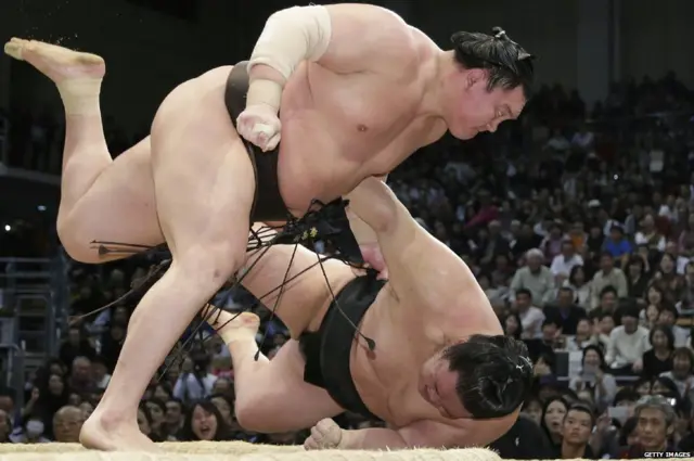 जपानमध्ये दरवर्षी सहा व्यावसायिक सुमो स्पर्धा होतात.