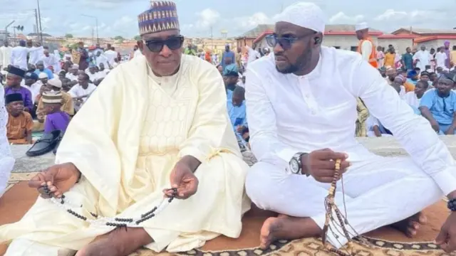 Aworan ọga Bello ati ọkan ninu awọn ọmọ rẹ