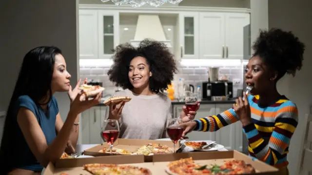 Mulheres comendo pizza