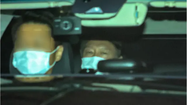 추미애 법무부 장관이 윤석열 검찰총장에 대해 징계청구 및 직무배제를 명령한 24일 오후 서울 서초동 대검찰청에서 윤 총장이 퇴근하고 있다