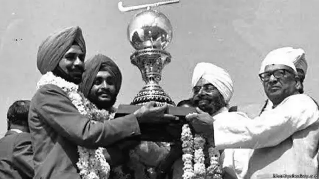 વિશ્વ કપ જીત્યા પછી બલબીર સિંહ અને અજીતપાલ સિંહનું સ્વાગત કરતા પંજાબના તત્કાલિન મુખ્ય મંત્રી જ્ઞાની જૈલ સિંહ