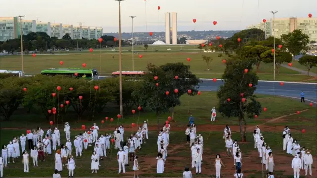 Em demonstraçãobonus bet7kárea abertabonus bet7kBrasília, diversas pessoasbonus bet7kfilas vestidasbonus bet7kbranco soltam balões vermelhosbonus bet7khomenagem a vítimas da covid-19