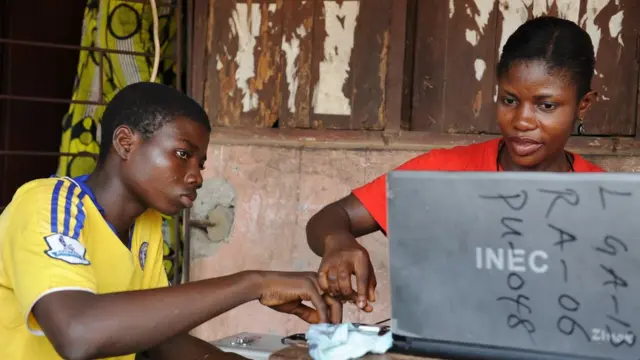 Oṣiṣẹ eleto idibo kan n yanju ọrọ idibo pẹlu oludibo kan