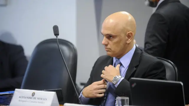 Alexandreapostas qualificativas o que éMoraes ajeita a gravataapostas qualificativas o que ésala do Senado