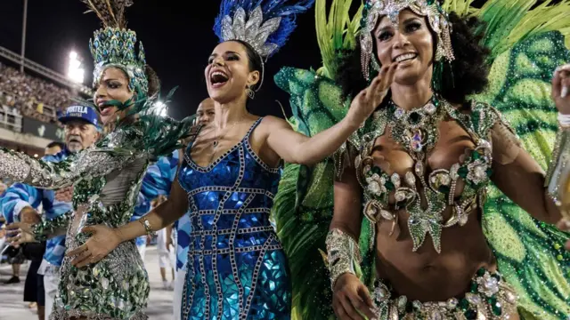 रियो में रविवार को आयोजित परेड.