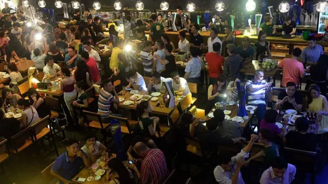 Người Việt 'hoạt bát hơn' nhiều trên bàn nhậu?