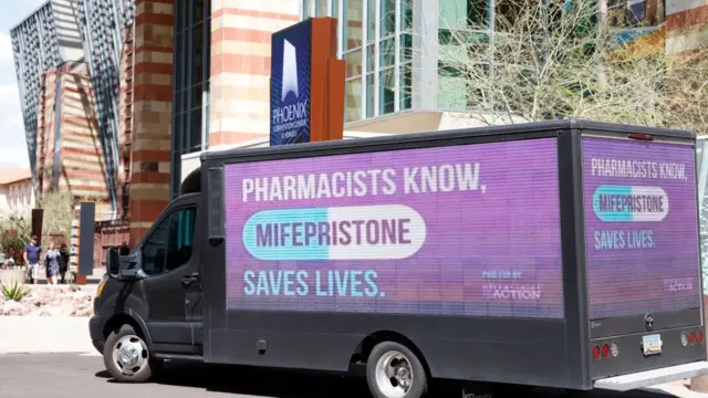 Camión con anuncia sobre la seguridad de la mifepristona