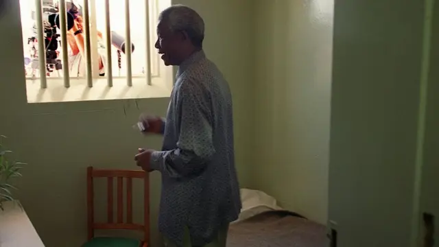 ২৭ বছরের কারাবাসের ১৯ই বছরই রোবেন আইল্যান্ডের এই জেলখানায় কাটিয়েছেন নেলসন ম্যান্ডেলা। মুক্তির পর ১৯৯৫ সালে তিনি তার ঘরটি দেখতে গিয়েছিলেন।