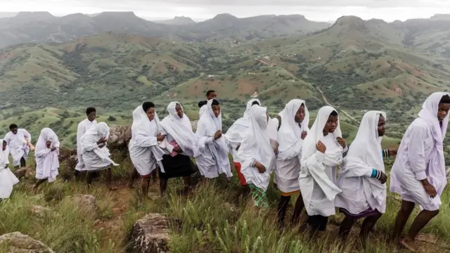 Feligreses de la Iglesia Bautista de Nazareth suben la montaña sagrada Nhlangakaz.