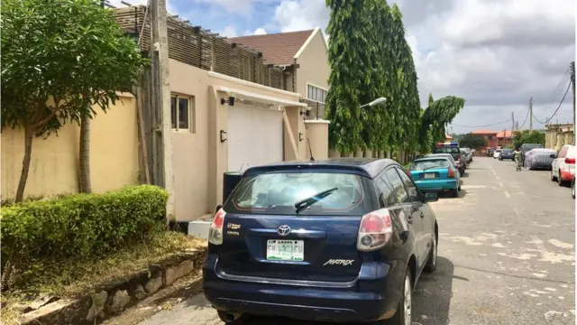 Adugbo Oloye ati ẹniu iloro ile rẹ