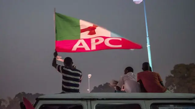 awọn eeyan kan pẹlu asia idamọ ẹgbẹ Onigbalẹ APC