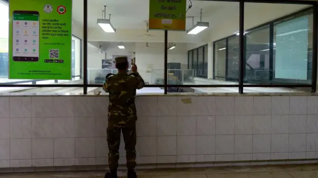 আশকোনার হজ্ব ক্যাম্পে কোয়ারেন্টাইন কক্ষ প্রস্তুত করছে সেনাবাহিনীর একজন সদস্য।