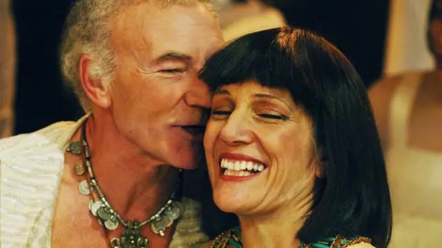 La actriz Harriet Walter como Cleopatra (Patrick Stewart como Antonio) en 2006.