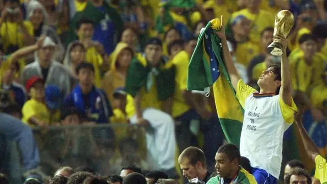 Kaká con la Copa del Mundo en 2002.