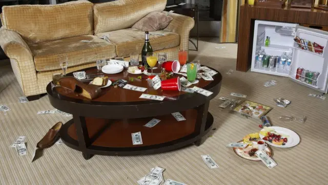 Разгромленная комната после вечеринки