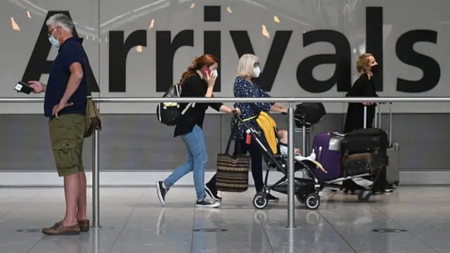 Зал прилетов в Хитроу