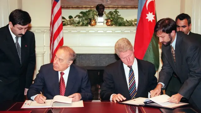 1997-ci il, avqustun 1-i, Ağ Evdə prezident Heydər Əliyevlə ABŞ prezidenti Bill Clinton-un görüşü