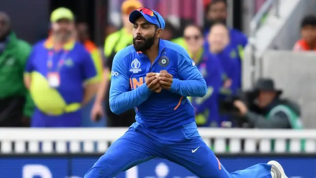 ஜடேஜா ஓடி வந்து அபாரமாக கேட்ச் பிடித்தார்.