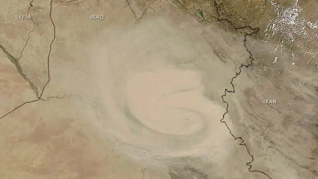 تصویر ماهواره ای ناسا از تشکیل توفان شن بر روی تالاب های عراق و حرکت آن به سوی ایران