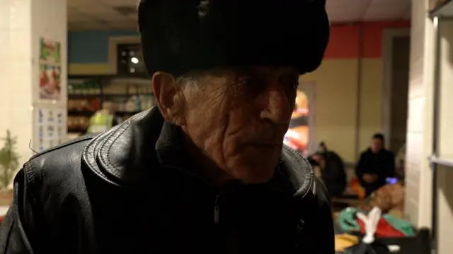 Le vieux Anatolay, à l'intérieur du centre de résilience de Bakhmut