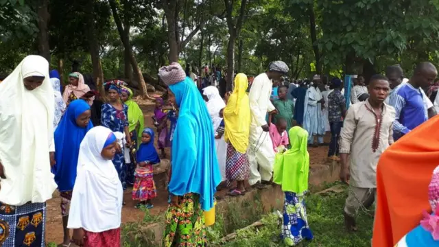 People dey comot prayer ground