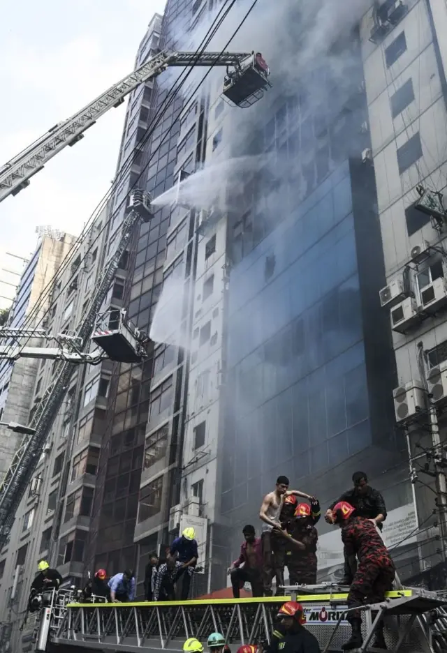 ঘটনার প্রায় দুই ঘন্টা পর আবারও নতুন করে আগুন লাগতে দেখা যায় ভবনের সামনের দিকে, কামাল আতার্তুক অ্যাভিনিউয়ে।