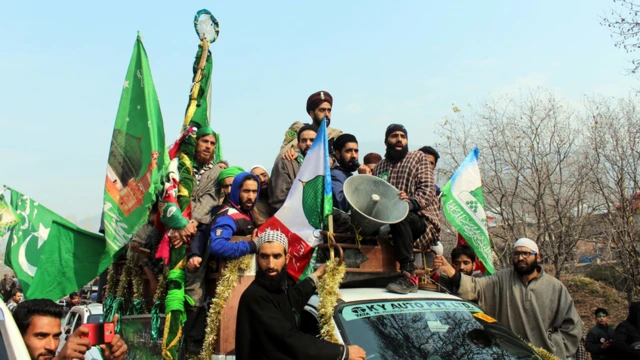 Wasu mutanen yankin Kashmir na India sun jerin gwano suna rera wake na yabon Annabi SAW domin murnar zagayowar ranar haihuwarsa.