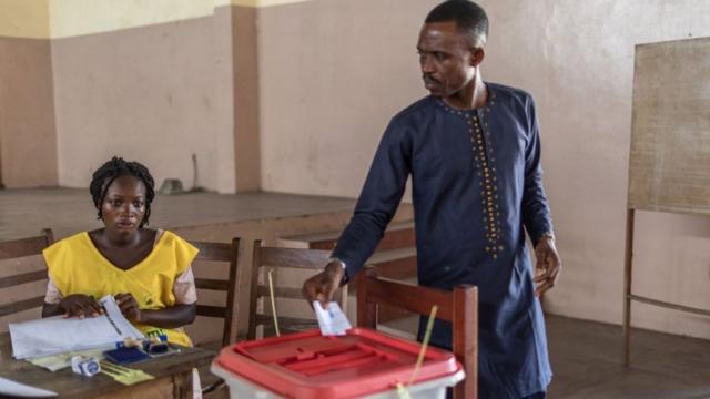Quelque 4,9 millions de Béninois élisaient 83 députés, le 28 avril 2019.
