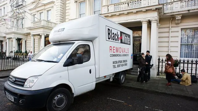 اخراج کارکنان سفارت ایران در بریتانیا بعد از حمله به سفارت بریتانیا در تهران